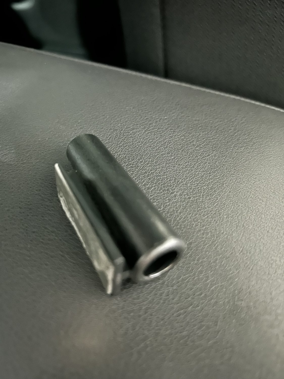 黒い筒と差し込み用クリップが一体になった市販のペンホルダー