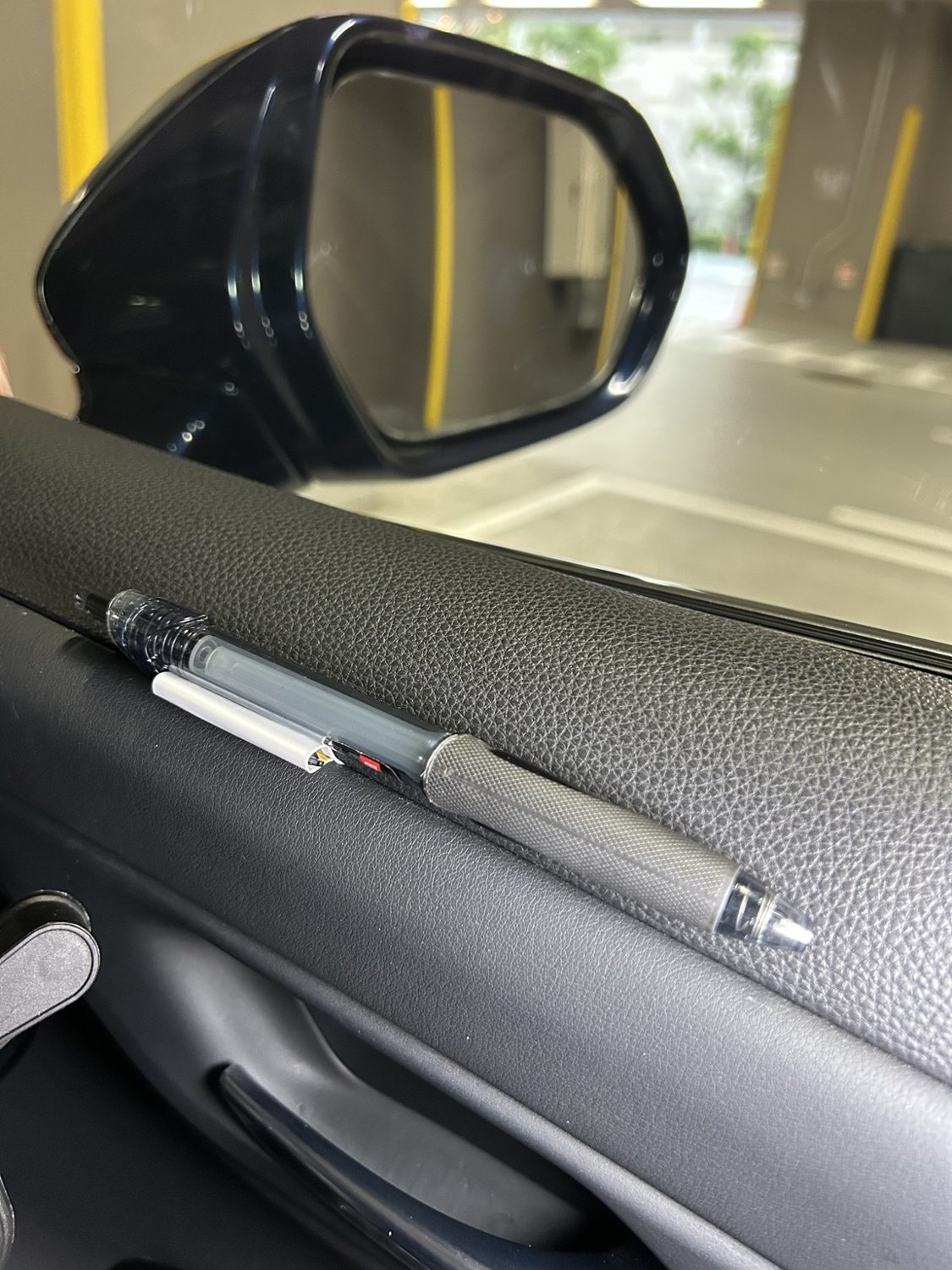 運転席側のドア上部にボールペンを横向きに置いた実際の様子